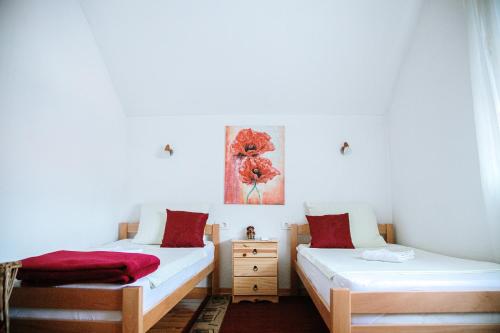 - 2 lits jumeaux dans une chambre avec un tableau mural dans l'établissement Apartment Ikar, à Mostar