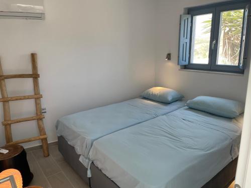 Postel nebo postele na pokoji v ubytování Windmill House Antiparos