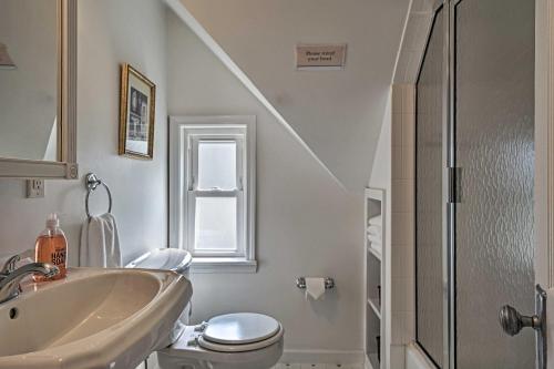 Et badeværelse på Charming and Historic Buffalo Home with Private Deck!