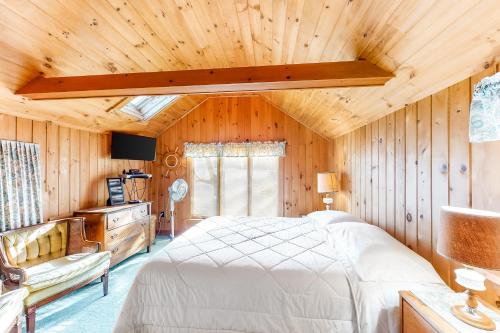 a bedroom with a bed and a couch in a room at Lakeside Legacy in The Highlands