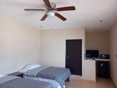 sypialnia z 2 łóżkami i wentylatorem sufitowym w obiekcie LOSSANTOS w mieście Matamoros