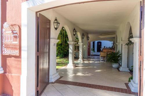 an entrance to a house with an archway at Pousada Boulevard in Cabo Frio