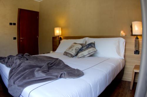 
a hotel room with a bed and a lamp at Hotel Nevada in Bormio
