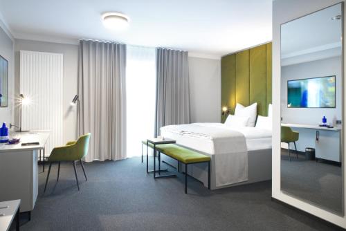Postel nebo postele na pokoji v ubytování Hotel Adler Münster