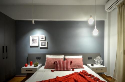 una camera da letto con un grande letto bianco con cuscini rosa di LightHouse 17 a Salonicco