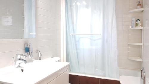 Ванна кімната в Renovated lovely apartment near airport & sea