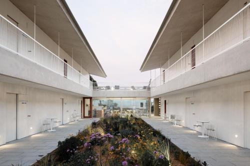 a courtyard with a garden in the middle of a building at Hotel Bela Fisterra in Finisterre