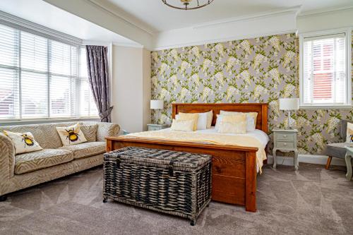 Un pat sau paturi într-o cameră la Merlstead House