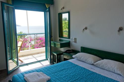 Tempat tidur dalam kamar di Angeliki Beach Hotel
