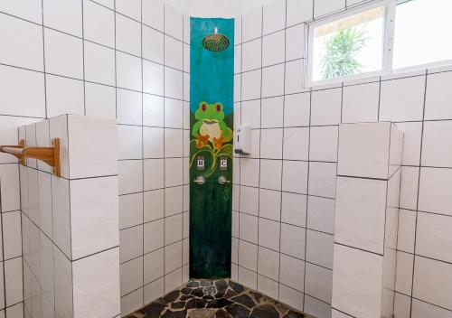 a bathroom with a frog painted on the wall at Villa Margarita in Alajuela City