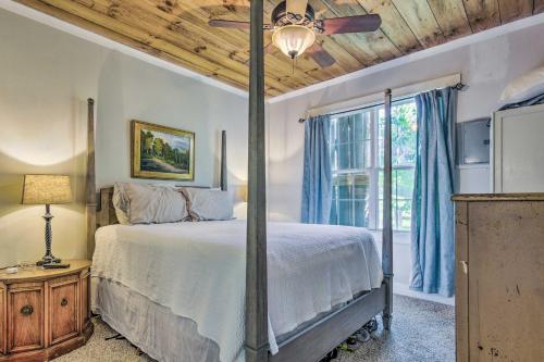 - une chambre avec un lit et un ventilateur de plafond dans l'établissement Rustic and Authentic Farm Stay by DuPont Forest!, à Hendersonville