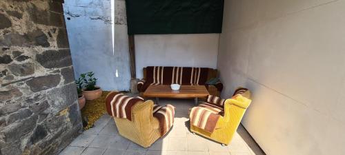 a patio with two chairs and a wooden table at Das Baumeisterhaus - Monteurzimmer in Grünberg in Grünberg