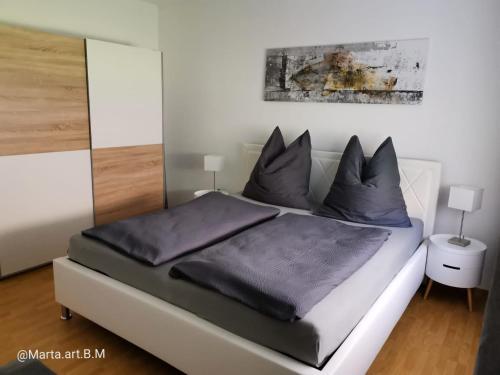 1 dormitorio con 1 cama con almohadas azules en Milonia 3, en Bernkastel-Kues