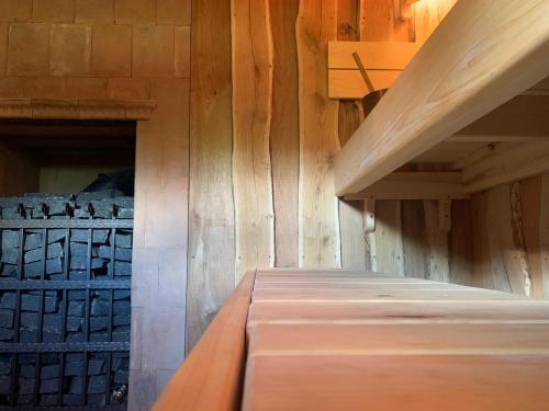 Čapu Liepu sauna في Garkalne: غرفة بجدران خشبية وسلالم خشبية
