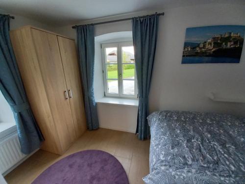 1 dormitorio con cama y ventana en Apartment Salzburg City en Salzburgo