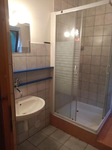 a bathroom with a shower and a sink at Chalupa Mlyn Dolný Kubín in Dolný Kubín