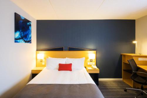 Ένα ή περισσότερα κρεβάτια σε δωμάτιο στο Holiday Inn Express Perth by IHG