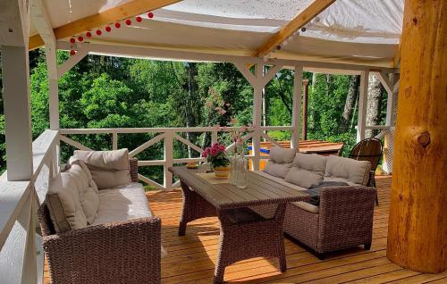 a patio with a table and chairs on a wooden deck at Vana-Vastseliina külalistemaja in Illi