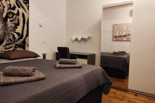 um quarto com uma cama com uma imagem de tigre na parede em Spacious apartment near city center and the beach em Split
