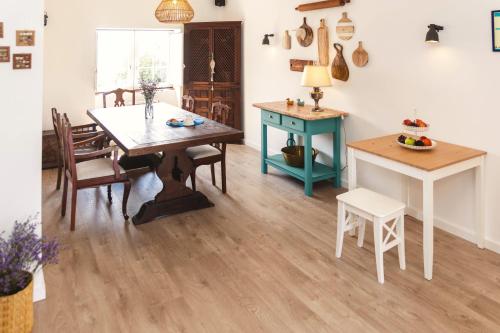 d'une salle à manger avec une table, des chaises et une table. dans l'établissement Villa Berlenga, à Atouguia da Baleia