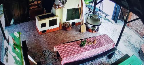 an overhead view of a room with a table and a tv at Dura Vendégház in Paszab