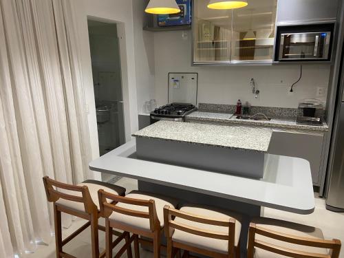 Η κουζίνα ή μικρή κουζίνα στο Residencial Ykutiba