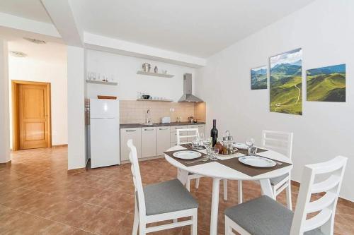 een keuken en eetkamer met een tafel en stoelen bij Villa Angel in Kamenari