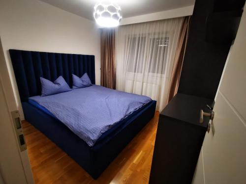 Кровать или кровати в номере Luxury apartment. 10 minutes taxi ride to center