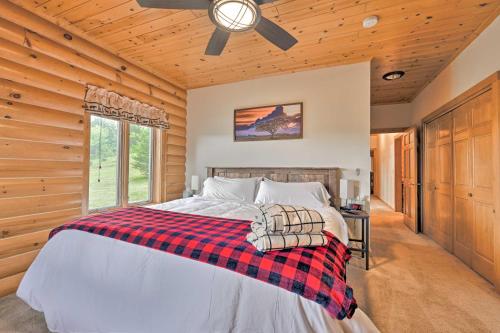 Un pat sau paturi într-o cameră la Hillside Hideaway with Hot Tub and Heated Patio!