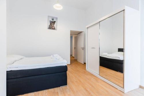 Un dormitorio con dos camas y un espejo. en Family apartment next to Danube river, en Viena