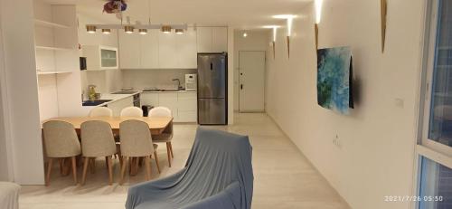 Een keuken of kitchenette bij Nitsa Sea View Luxurious Apartment