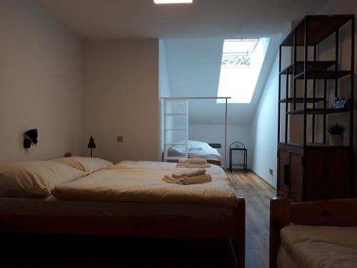 sypialnia z 2 łóżkami i oknem w obiekcie Horský Apartmán Tatran, Donovaly w mieście Donovaly