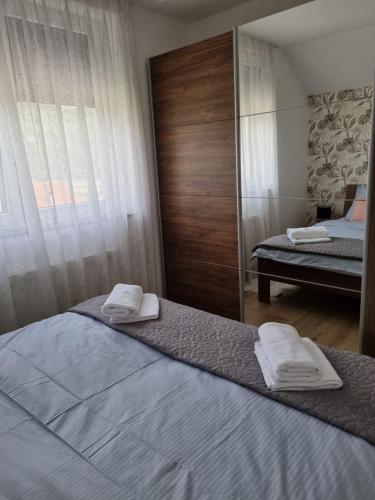 Ένα ή περισσότερα κρεβάτια σε δωμάτιο στο Apartmani Šalković