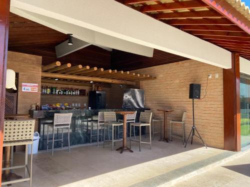 Ο χώρος του lounge ή του μπαρ στο Residencial Ykutiba