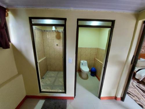 Ein Badezimmer in der Unterkunft Casita Génesis - Bahia Drake Bay