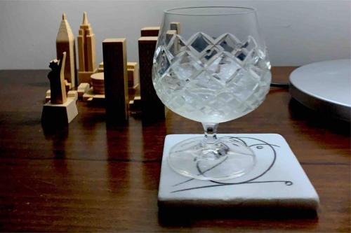 kieliszek wina siedzący na stole w obiekcie Athens Riviera Garden Views Apartment #Unoblu w Atenach