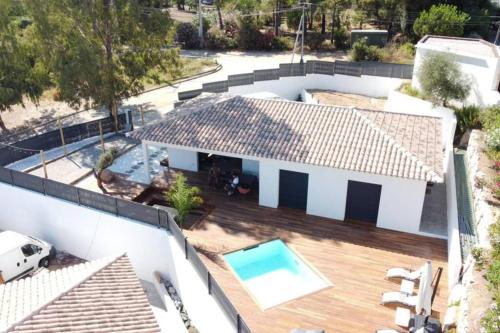 une vue aérienne d'une maison avec piscine dans l'établissement Villa moderne avec Piscine - Porticcio, à Grosseto-Prugna