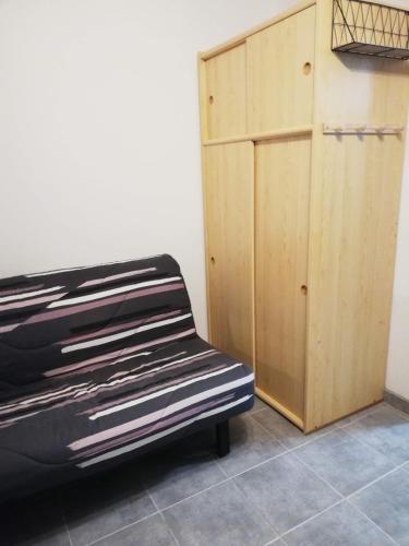 un banc noir et blanc dans une pièce avec une armoire dans l'établissement JUNO, à Courseulles-sur-Mer