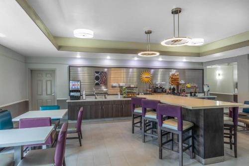 una sala da pranzo con tavoli e sedie viola di La Quinta by Wyndham Port Lavaca a Port Lavaca