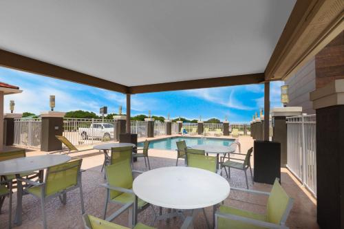 Piscina di La Quinta by Wyndham Port Lavaca o nelle vicinanze
