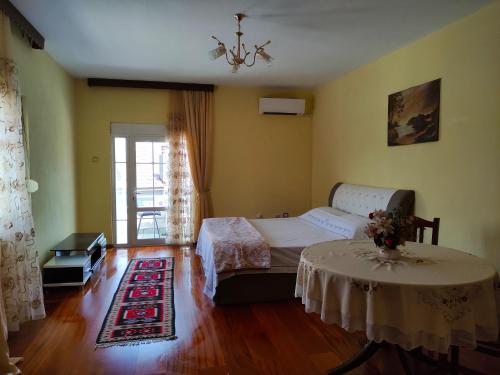 - une chambre avec un lit et une table dans l'établissement Villa Katerina, à Korçë