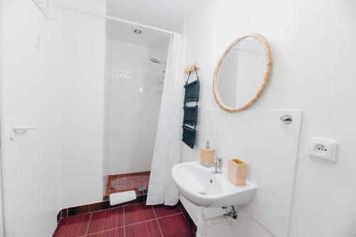 a white bathroom with a sink and a mirror at Chalupa Šakvice l Jižní Morava l Pálava in Šakvice