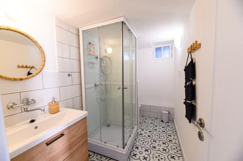 een badkamer met een glazen douche en een wastafel bij Chalupa Šakvice l Jižní Morava l Pálava in Šakvice