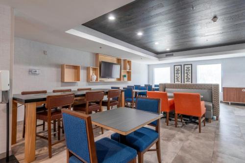 Posezení v ubytování Holiday Inn Express Hotel & Suites Petersburg/Dinwiddie by IHG