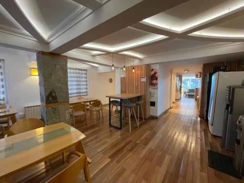 een keuken en een woonkamer met een tafel en stoelen bij Hotel Ayres Del Nahuel in Bariloche