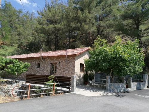 una pequeña casa con una valla delante de ella en House de Fountas en Khandria