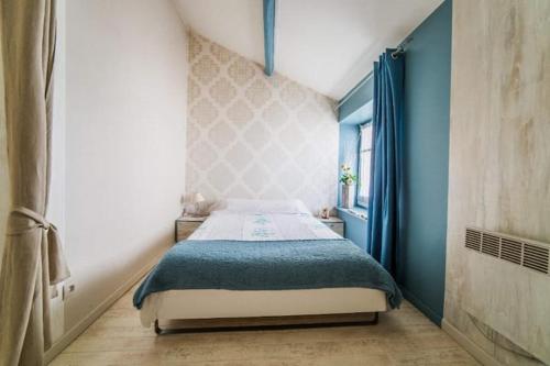 una camera con un letto in una stanza con una finestra di Appartement rouge avec jardin a Eymoutiers