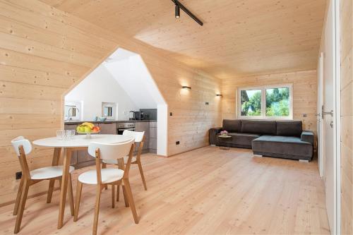 a kitchen and living room with a table and chairs at Das Deutz in Oberaichwald