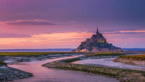 an island in the water with a castle at Gîte Lucian Mont-saint-michel in Moidrey