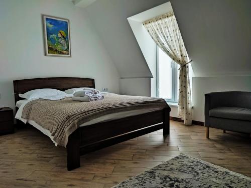 1 dormitorio con 1 cama, 1 silla y 1 ventana en Готель-ресторан "Олеся", en Beregovo
